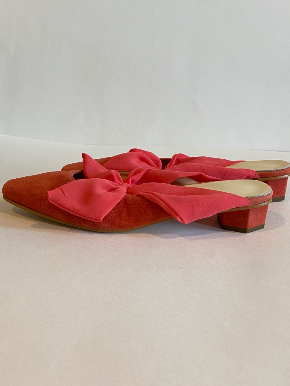 About Arianne | Rare Coral Suede Slides with Chiffon Bow | Size 41 - Picture 3 of 8